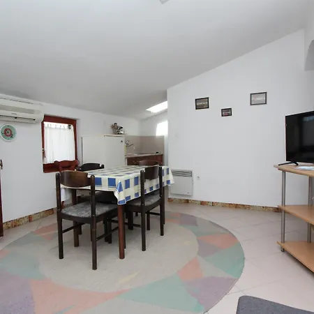 Apartman Lora *