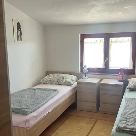 Apartman Lora *