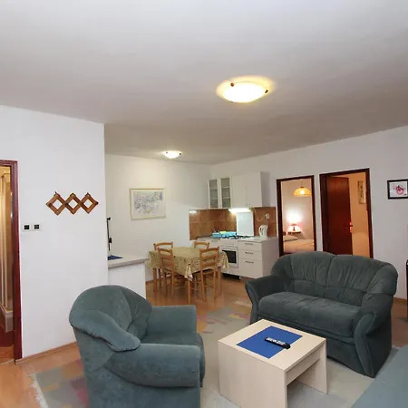 Apartman Lora *