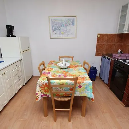 Apartman Lora *